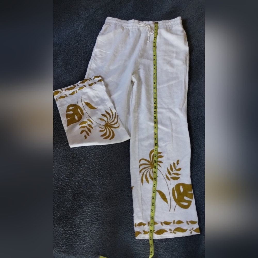 NWOT Rachel Zoe White Pants with Gold Leaf Print Size M